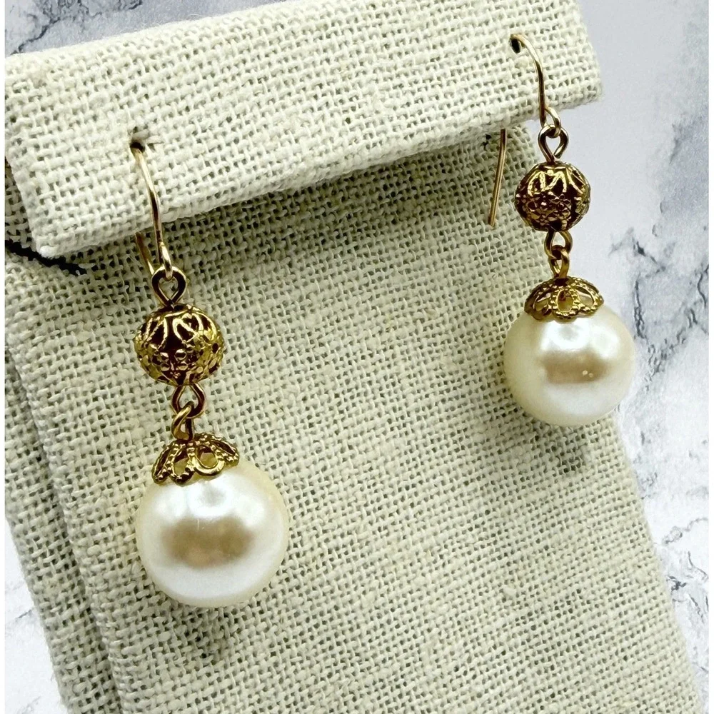 Source Unknown pearls accessory